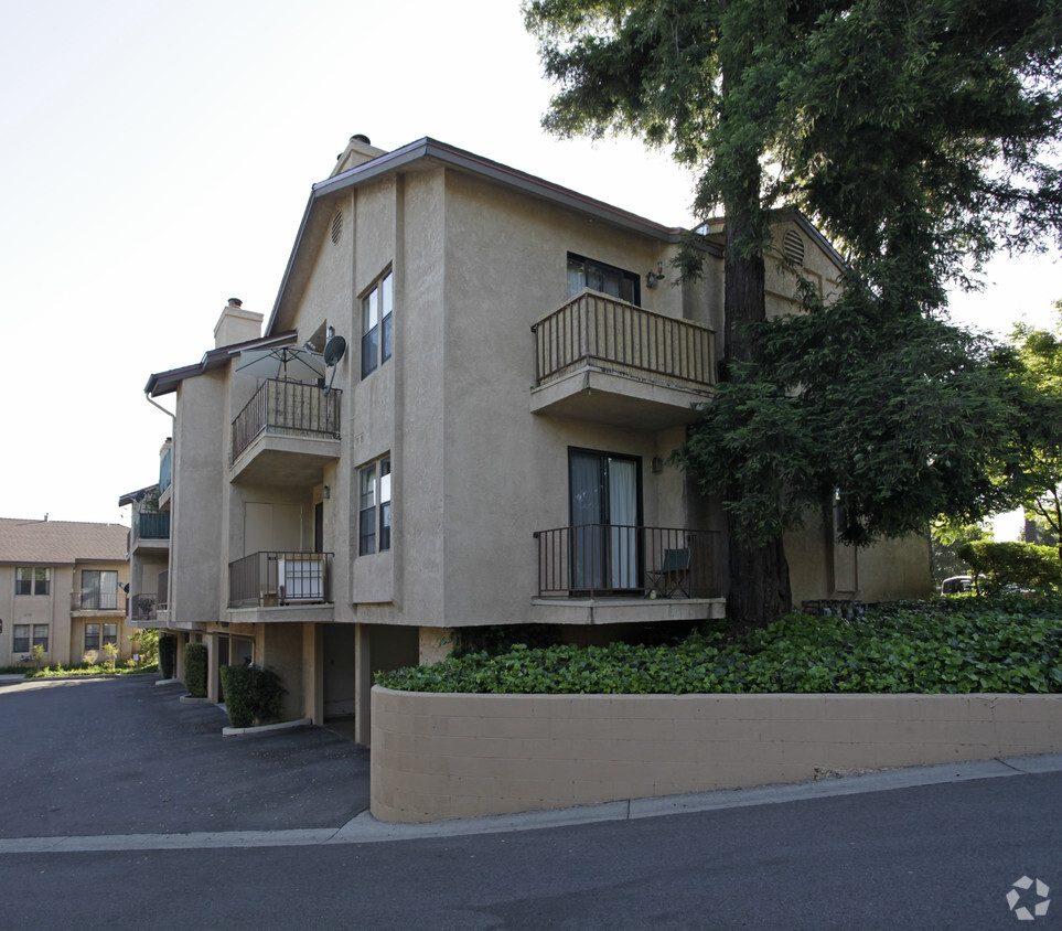 Alisal Apartments