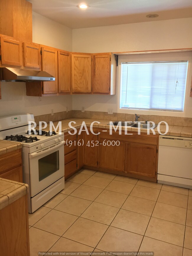 Building Photo - 2134 Meadowglen Ave