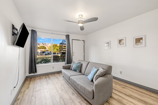 Foto del edificio - 9643 Spyglass Ave