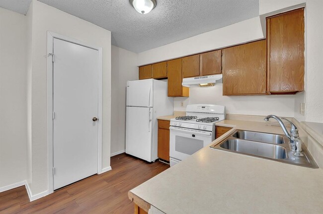 Building Photo - 500 Algerita Dr