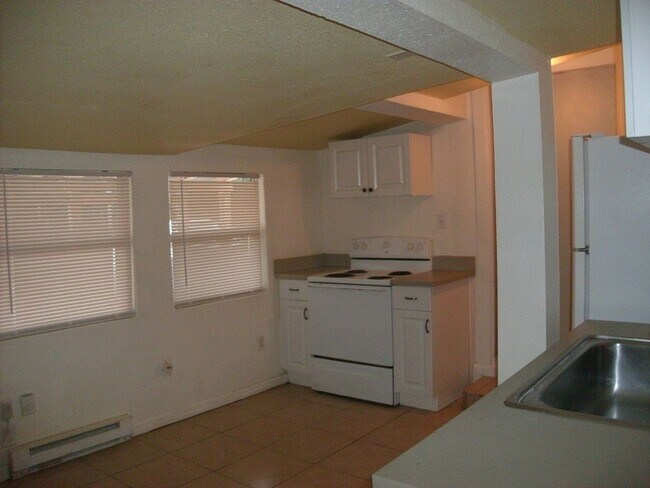 Building Photo - Cozy 1 Bedroom apartment with utilities in...