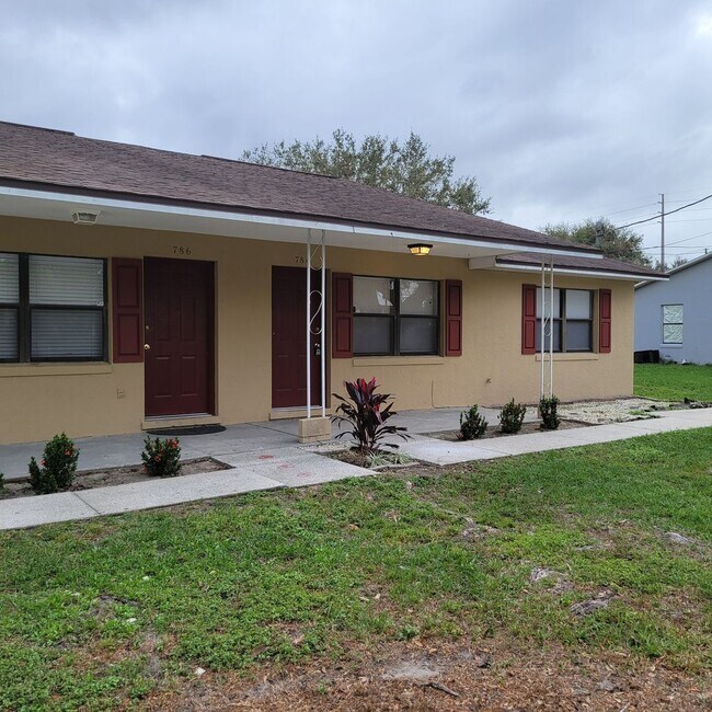 Building Photo - Charmin 3/1 Duplex In Groveland FL