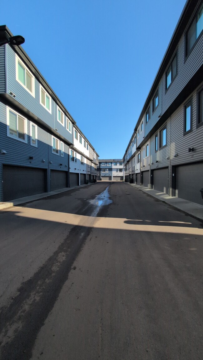 Photo du bâtiment - 2035-2035 Chalmers Way SW