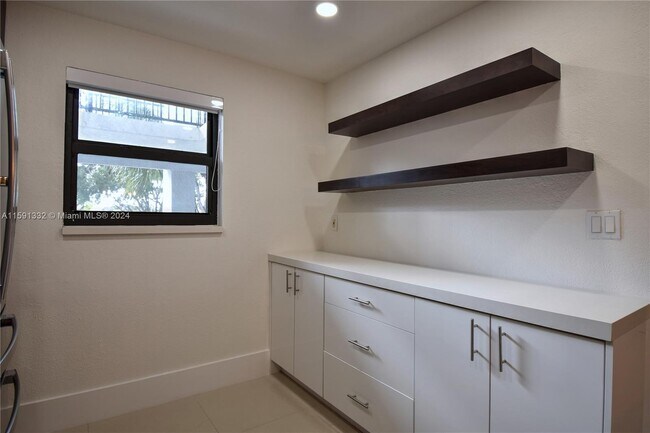 Foto del edificio - 16091 Blatt Blvd
