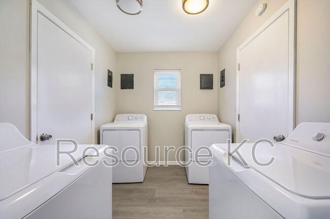 Building Photo - 800 NE 68th St