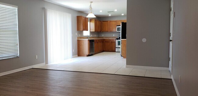 Building Photo - 4 Bedroom /2.5 bath Spacious Home In Sanfo...