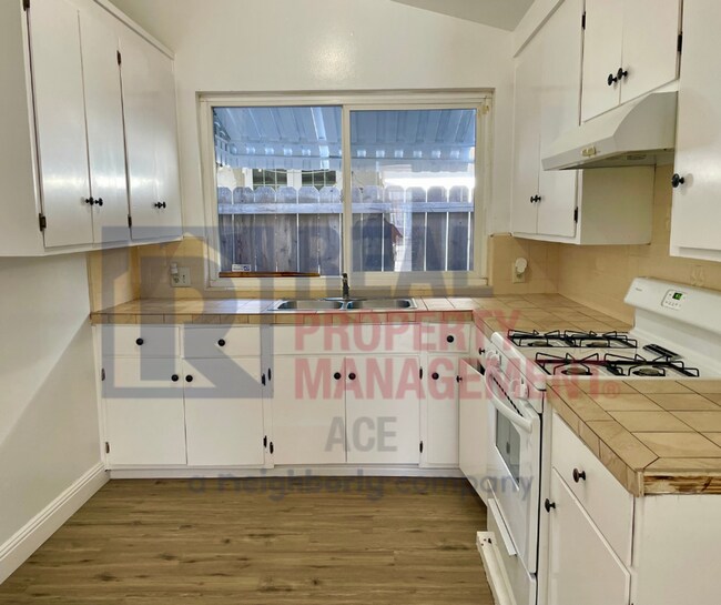 Foto del edificio - Spacious 2 beds 1 bath house with 1 car ga...