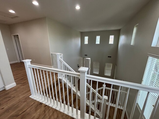 Foto del edificio - Spacious 4-Bedroom Home with Downstairs Bed/Bath & Full Community Access in Valencia!