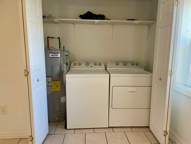 Building Photo - 102 Short St