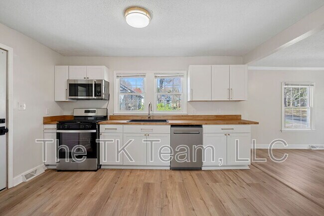 Building Photo - 1337 N Rhyne St