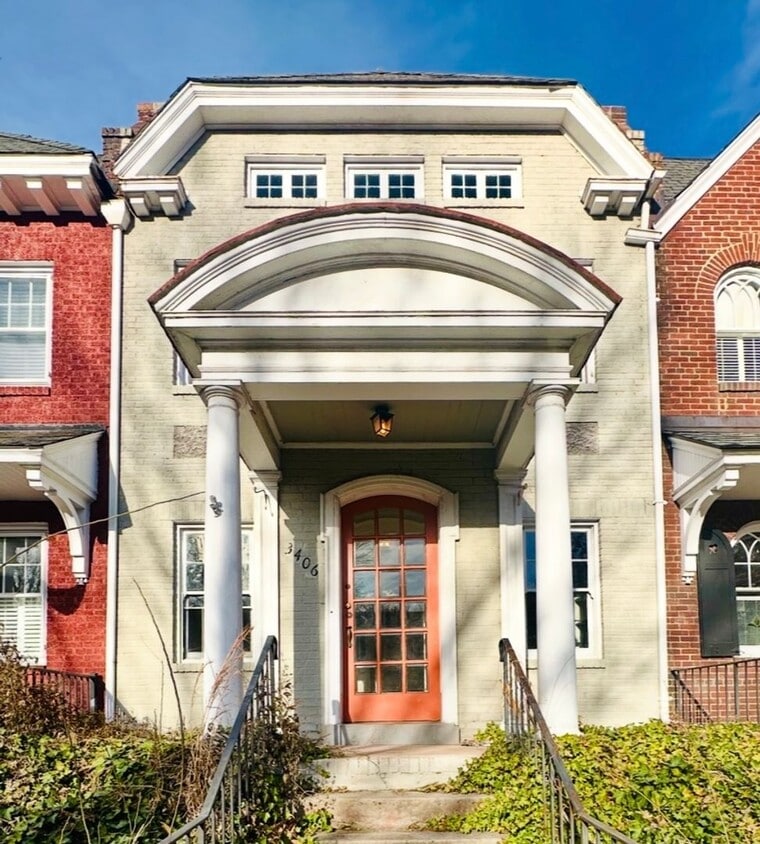 Charming 3bdrm/1.5bth Home Conveniently Located in Richmond's Carytown Area w/Private Balcony!! - Charming 3bdrm/1.5bth Home Conveniently Located in Richmond's Carytown Area w/Private Balcony!!