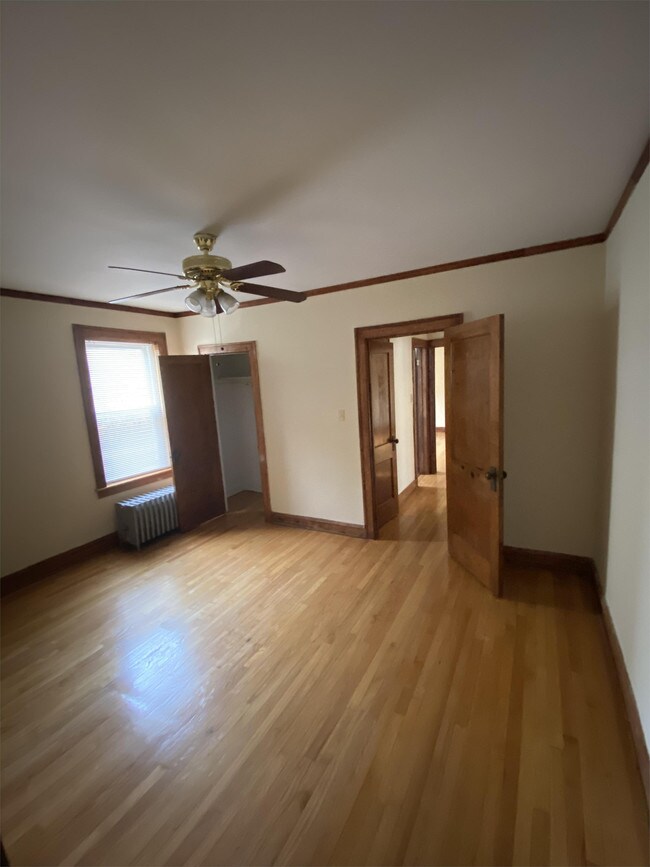 Building Photo - 8842 S Kenwood Ave