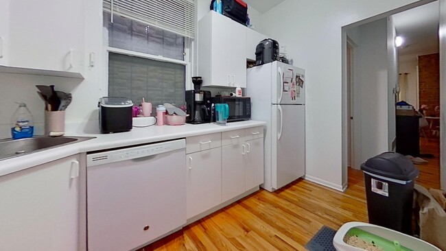Foto del edificio - Raised First Floor East Lakeview One Bedroom
