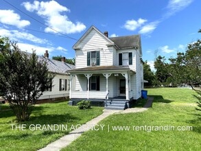 Building Photo - 909 13th St SE