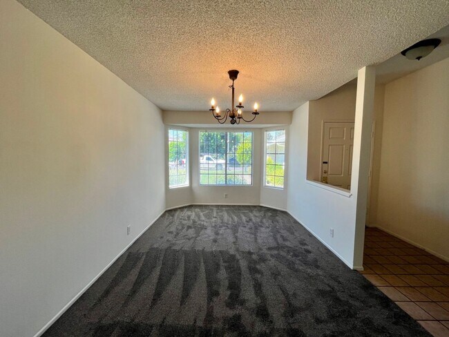 Foto del edificio - Single-story in Van Nuys w/3+2, bonus room...