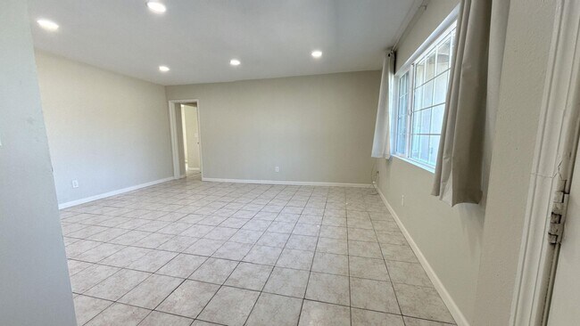 Building Photo - PRICE REDUCTION!! Spacious 3 Bedroom 2 Bat...
