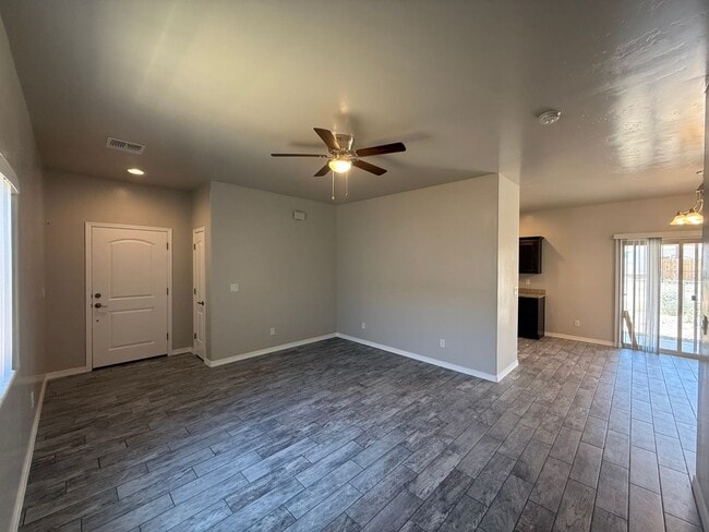 Building Photo - 3 Bedroom 2 Bathroom Home