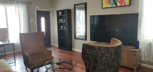 Foto del edificio - Chamring 2-Bedroom Locust Point Townhome w/ Deck