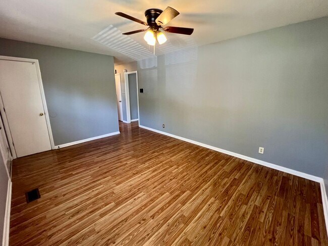 Building Photo - 3 Bed 1 Bath Ranch Style Home in Murfreesb...