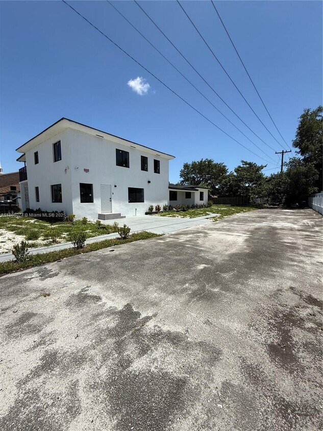 Foto principal - 2440 NW 68th St