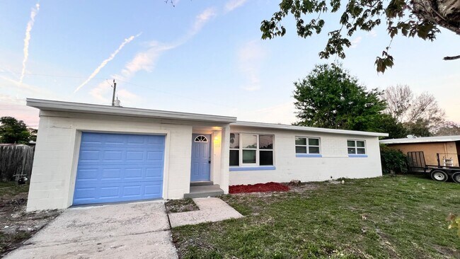 Building Photo - Available NOW! Charming Fully Renovated Ho...