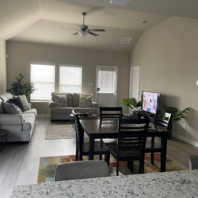 Building Photo - 615 Wild Olive Wy