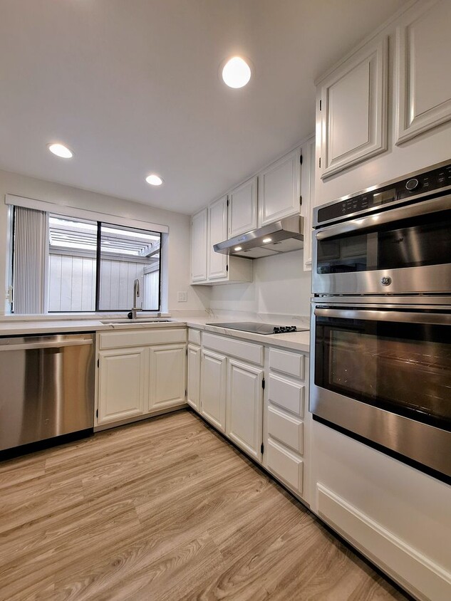 Foto principal - Remodeled 3bd 3-Story Townhouse With Attac...
