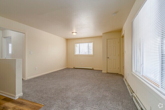 1 habitación, 1 baño - 570 pies cuadrados - Unidad 16 - Sala de estar/comedor - 17161 Denver St