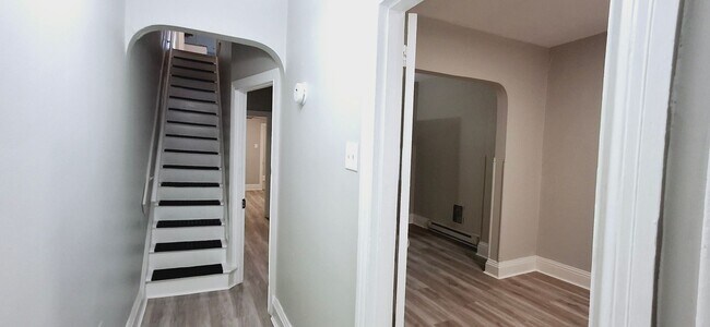Foto del edificio - 4 Bedroom 1.5 Bathroom Rowhome in York!