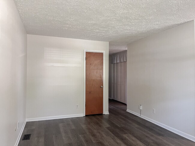 Building Photo - 3005 Tansel Rd