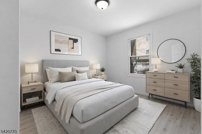 Building Photo - 223 Pine St