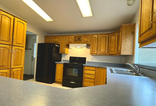 Foto del edificio - 3 Bed 2 Bath, with Garage