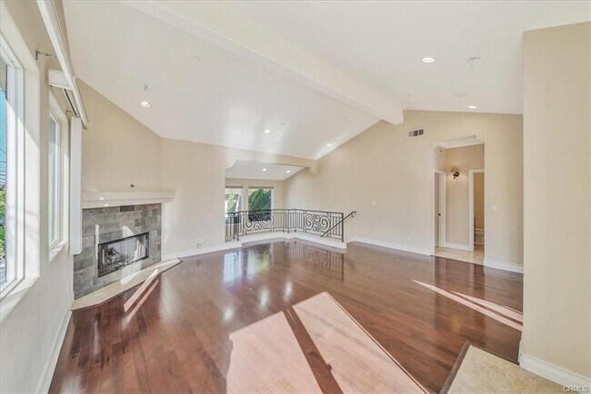 Building Photo - 2109 Vanderbilt Ln