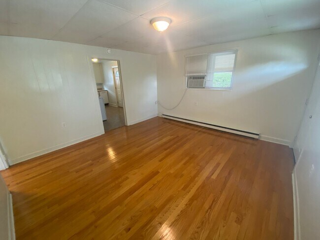 Foto del edificio - Private carport, in-unit laundry, and the Lakewood strip right outside your door.