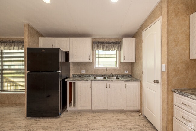 3BR, 2BA - 1000SF - Kitchen - Flamingo Flats