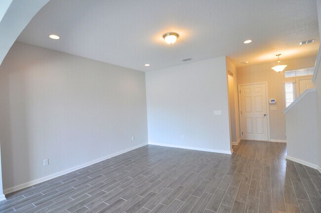 Foto del edificio - LIKE NEW OAKLEAF TOWNHOME!