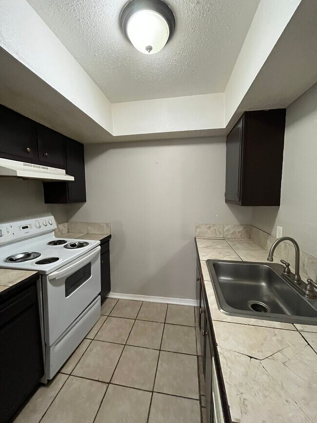 Building Photo - 1 Bed 1 Bath Downstairs Unit