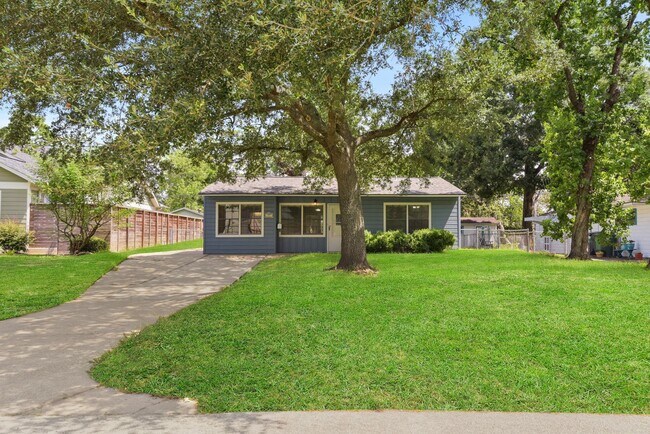 Building Photo - Charming 3-Bedroom Home with Detached Gara...
