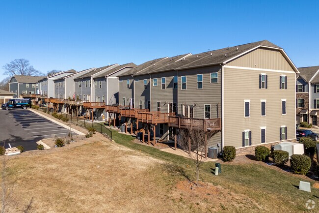 Building Photo - Townes of Oakhurts