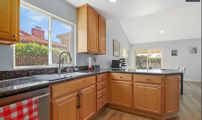 Foto del edificio - Single story 4 bed, 2 bath home in Newbury...