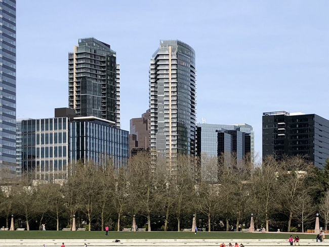 Foto del edificio - Stunning Bellevue Towers 35th Floor Condo ...