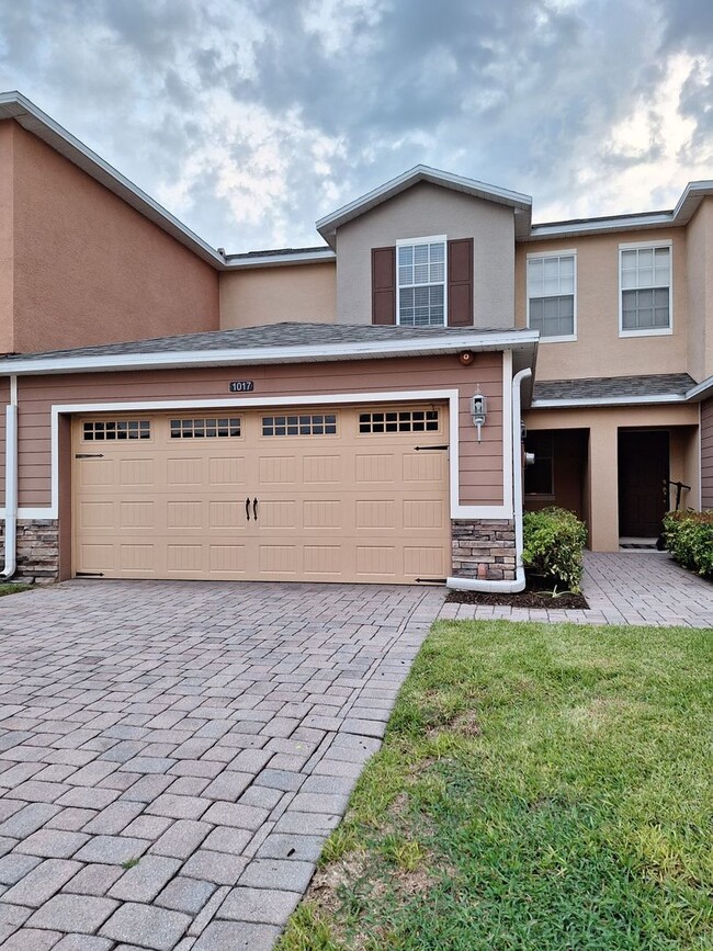 Building Photo - 1017 Priory Cir