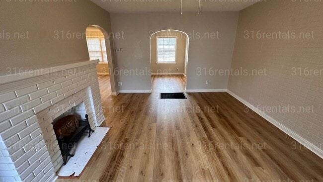 Building Photo - $950 - 2 bed 1 bath - Beautiful single family home*COMING SOON*