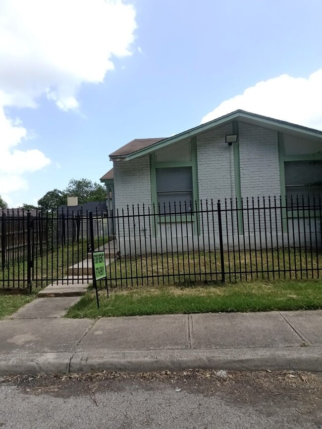 Building Photo - 6819 Oldham Dr