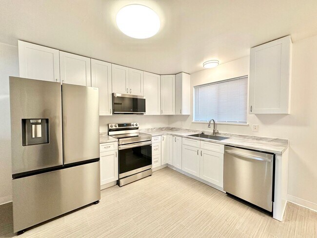 Building Photo - Modern and Spacious Duplex Style Home with...