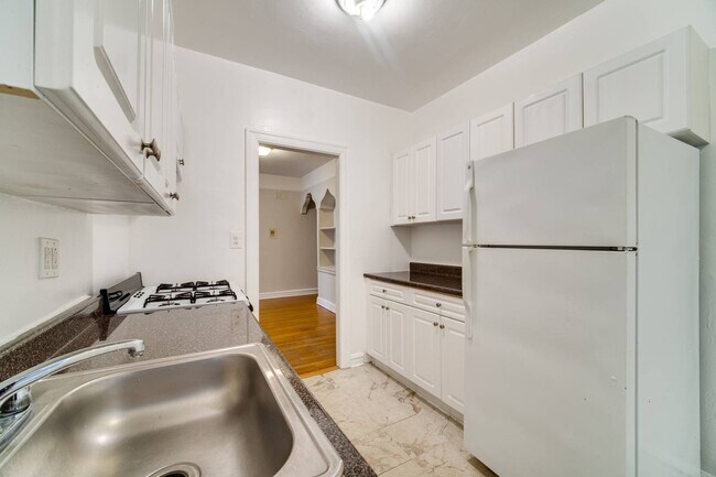 Building Photo - 77-34 Austin St