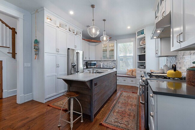 Building Photo - 146 Blanco St