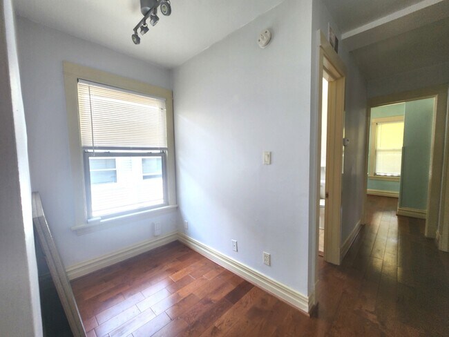 Foto del edificio - 1018 S Maple Ave