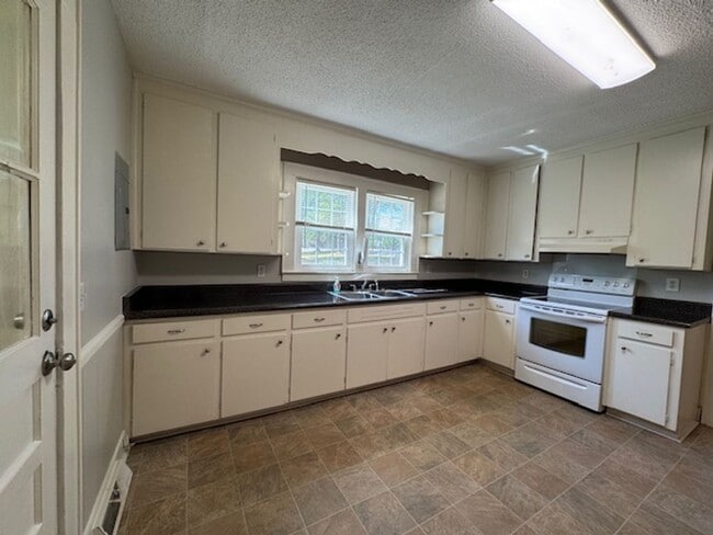 Foto del edificio - Cute Bungalow home with hardwoods - 2 bedrooms, 1 full bath - nice size yard