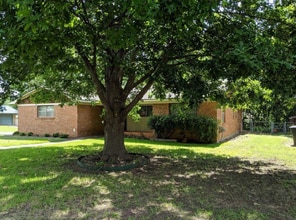 Building Photo - 801 Hillside Dr